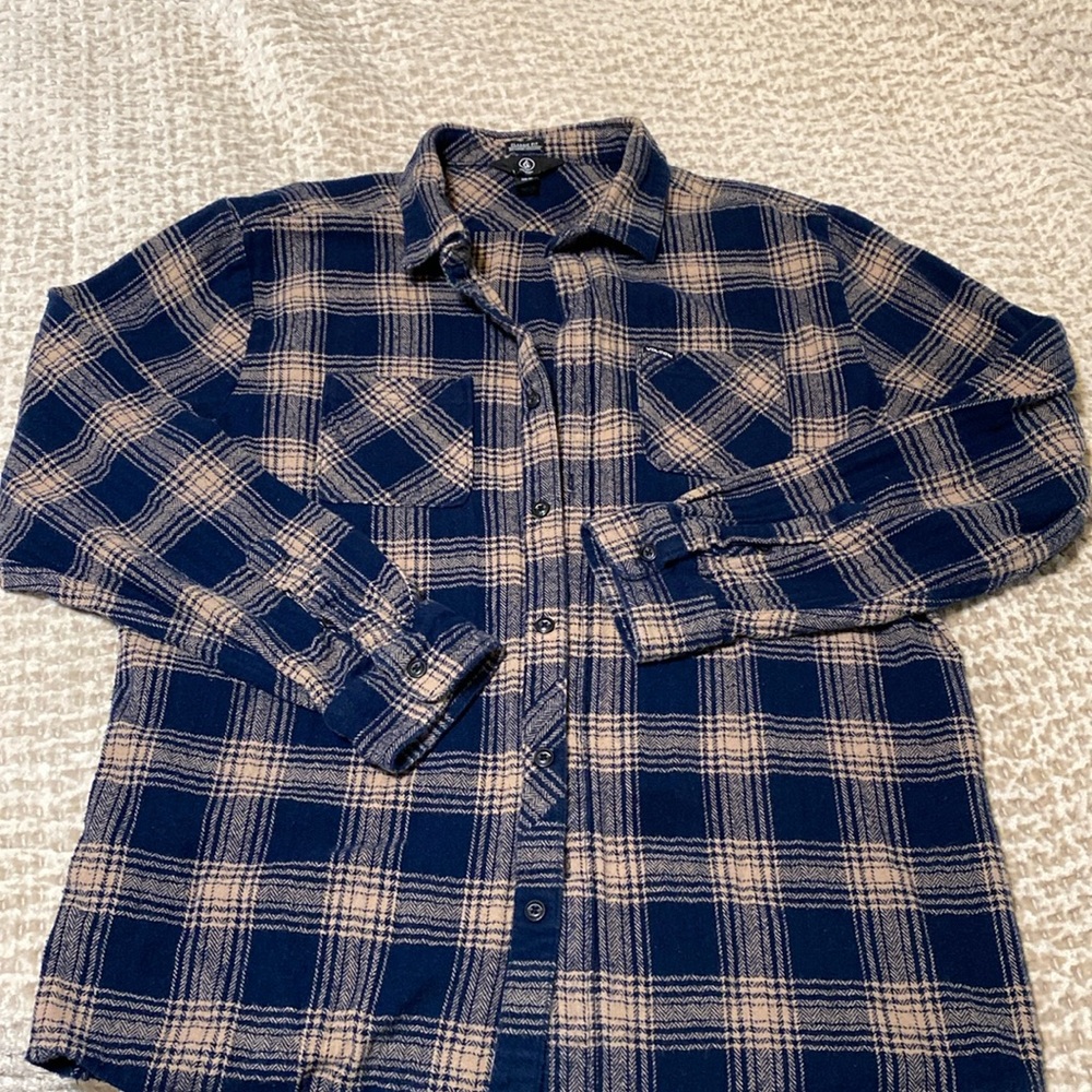 XXL men's volcom flannel, great as oversized for women too!